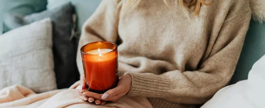 Jak bezpiecznie palić świece w domu? Tych unikaj.