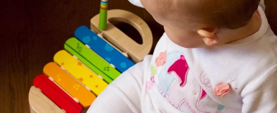 Co podać dziecku na jelitówkę? Domowe sposoby