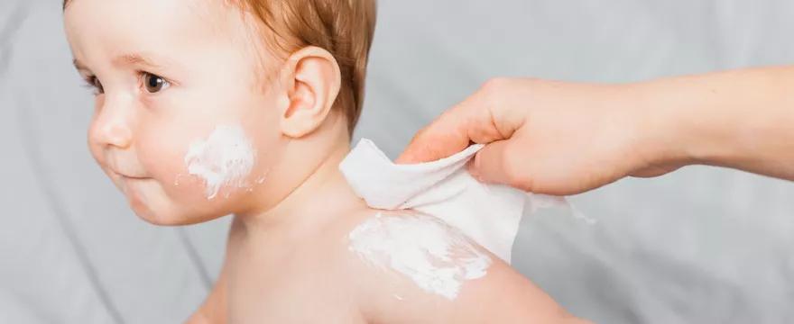 Kosmetyki, detergenty i ubrania przy AZS u dziecka – jak je wybierać?