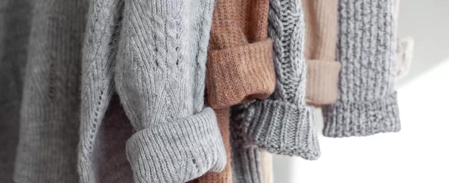 Jak nosić sweter do spódnicy plisowanej? Modne inspiracje