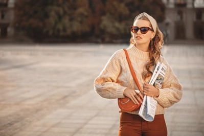 Sweter oversize w roli głównej! Jak stworzyć modną stylizację z jego udziałem?