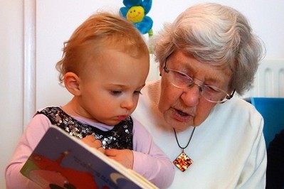 Babcia na etacie jako niania własnego wnuka. Czy to dobre rozwiązanie?