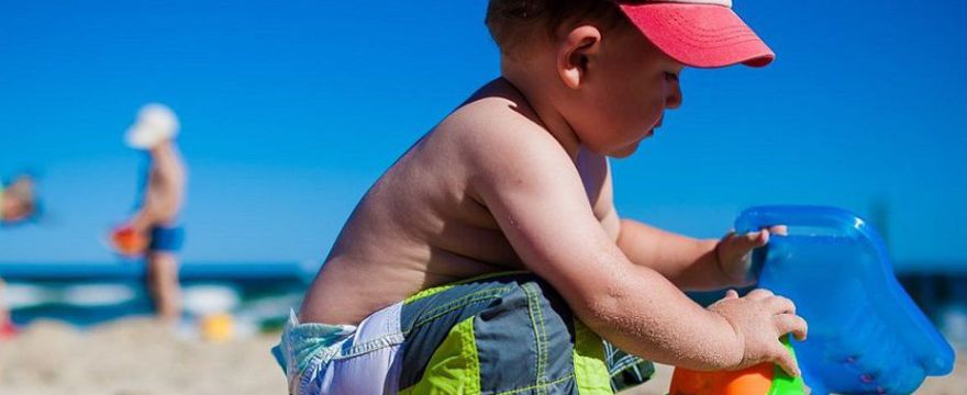 Pierwsza plaża z niemowlakiem: must have mamy i dziecka