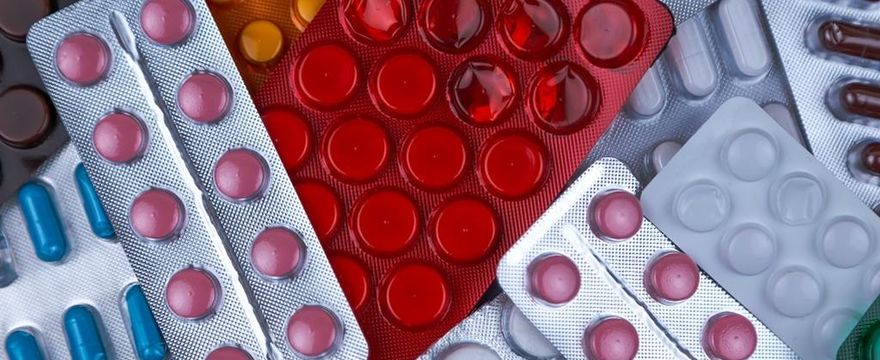 Lekarze alarmują: Dzieci zatruwają się lekami z domowych apteczek!