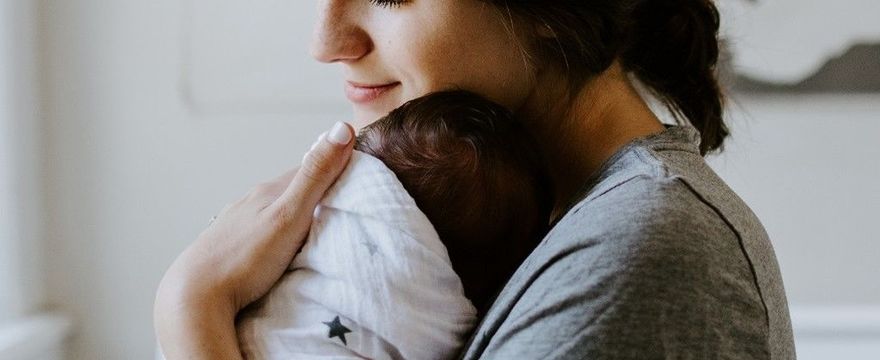 Urlop macierzyński 2022: komu przysługuje, ile trwa i jaka wysokość zasiłku?