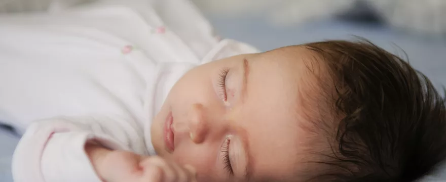 Jak zapewnić odpowiednie warunki snu niemowlakowi?