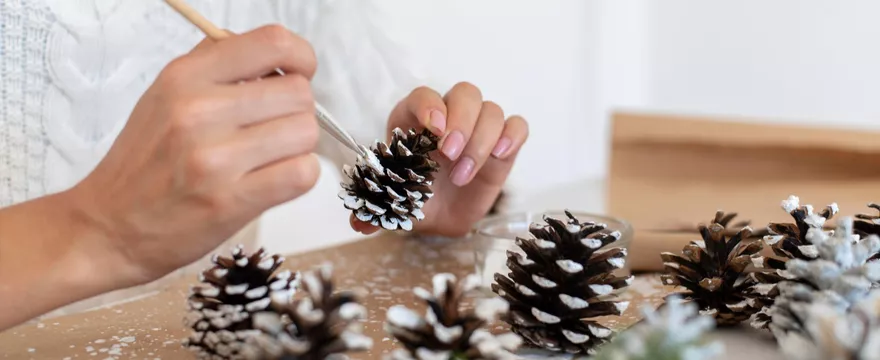 Dekoracje świąteczne z szyszek