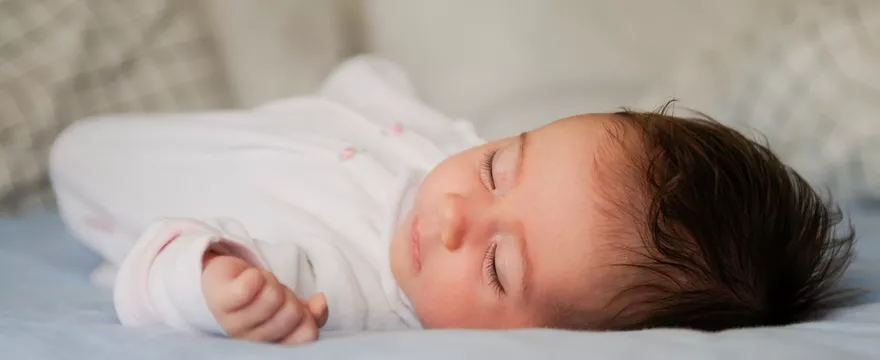 Sen niemowlaka – jak ustalić rytm dnia i nocy?