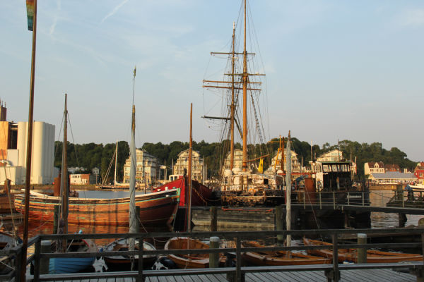 Zjawiskowy port w Flensburgu w Niemczech.  