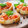 Bruschetta z pomidorami i sosem musztardowo-paprykowym