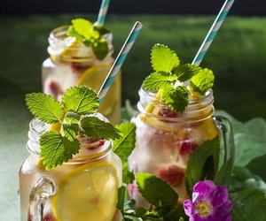 Lemoniada z malinami, cytryną i herbatą