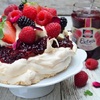 Beza Pavlova z konfiturą malinową, mascarpone i owocami 